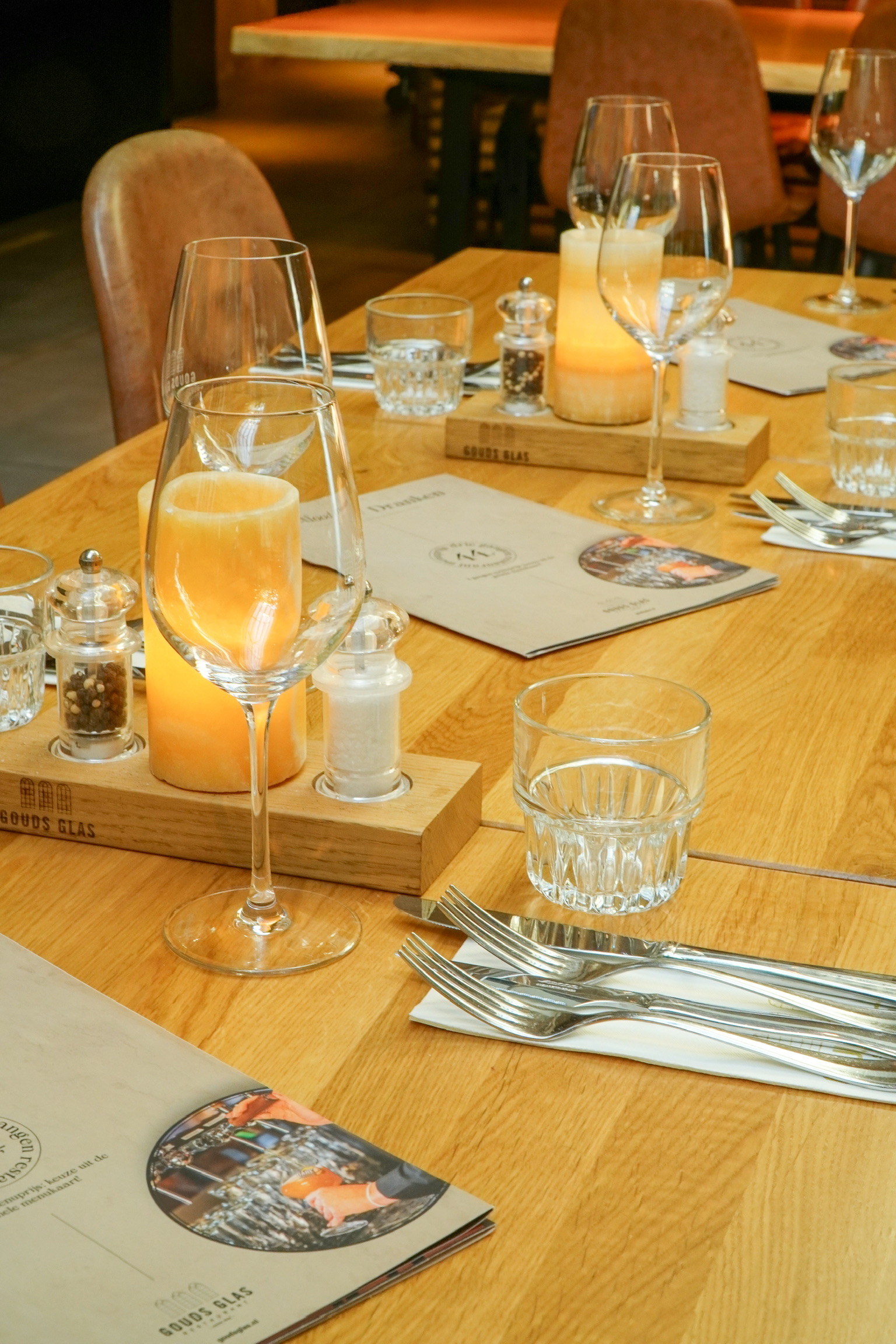 Feestelijk gedekte tafel voor groepen bij Gouds Glas Gouda